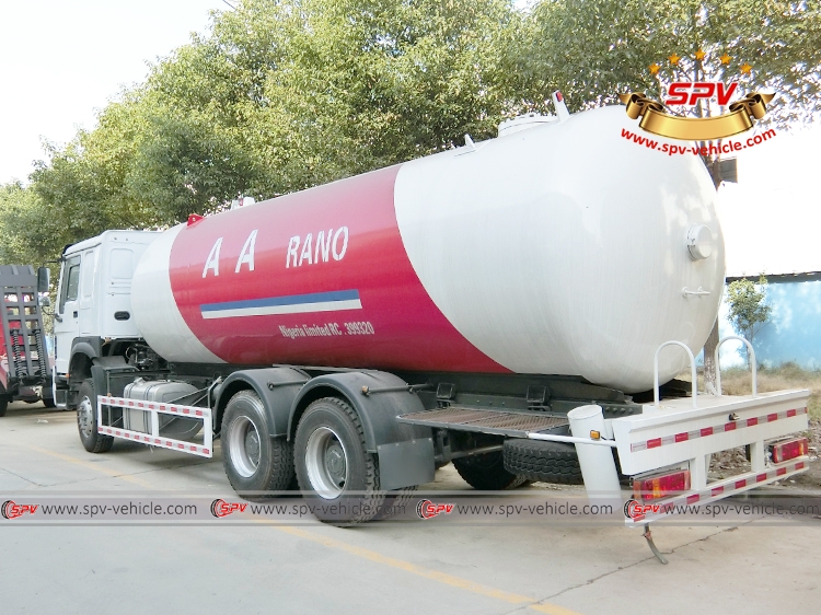 Left back view of LPG Tanker Sinotruk 6x4 Left back view of LPG Tanker Sinotruk 6x4